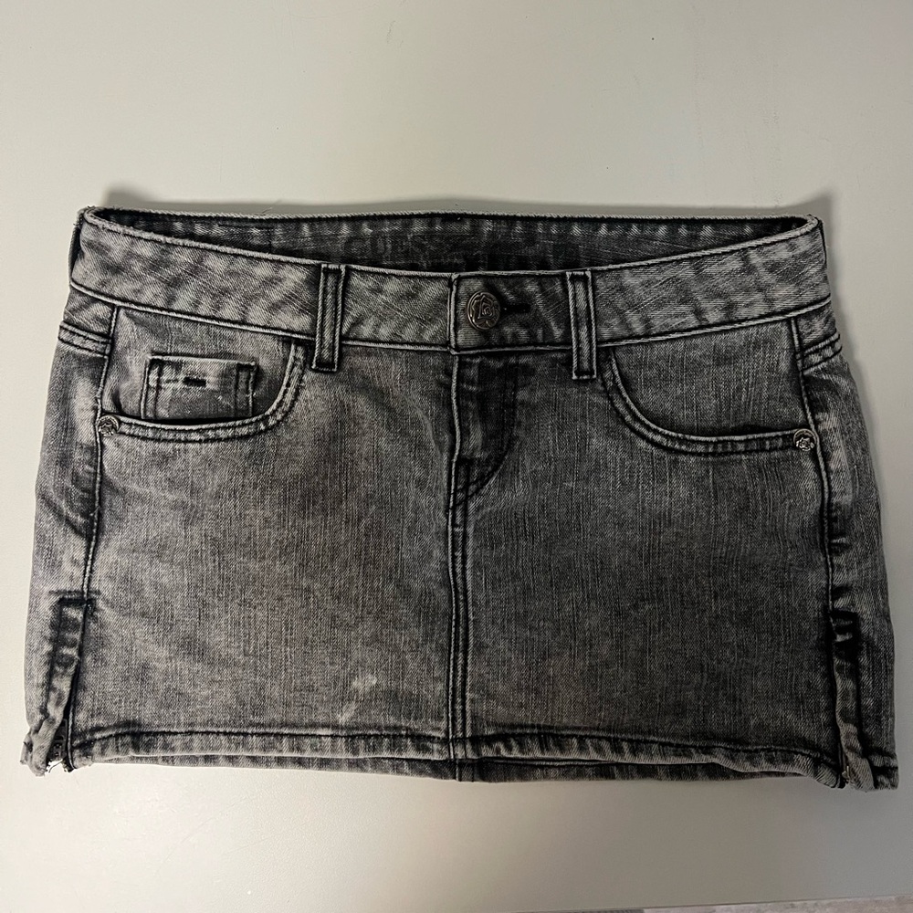 Vintage GUESS y2k style mini skirt washed black denim size 29 fits size 27!